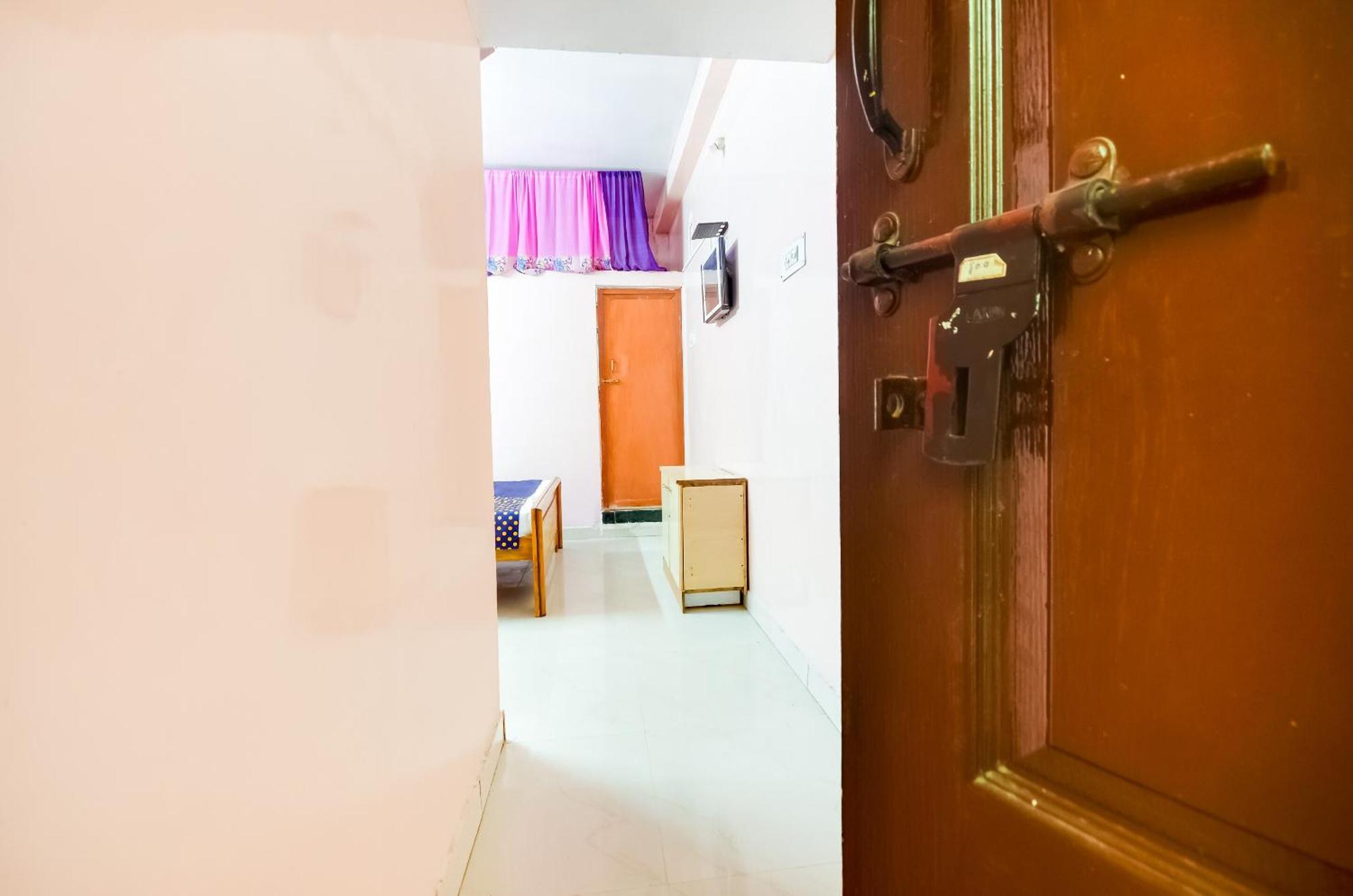 Hotel O Sri Murugan Lodge Kojambuttúr Kültér fotó