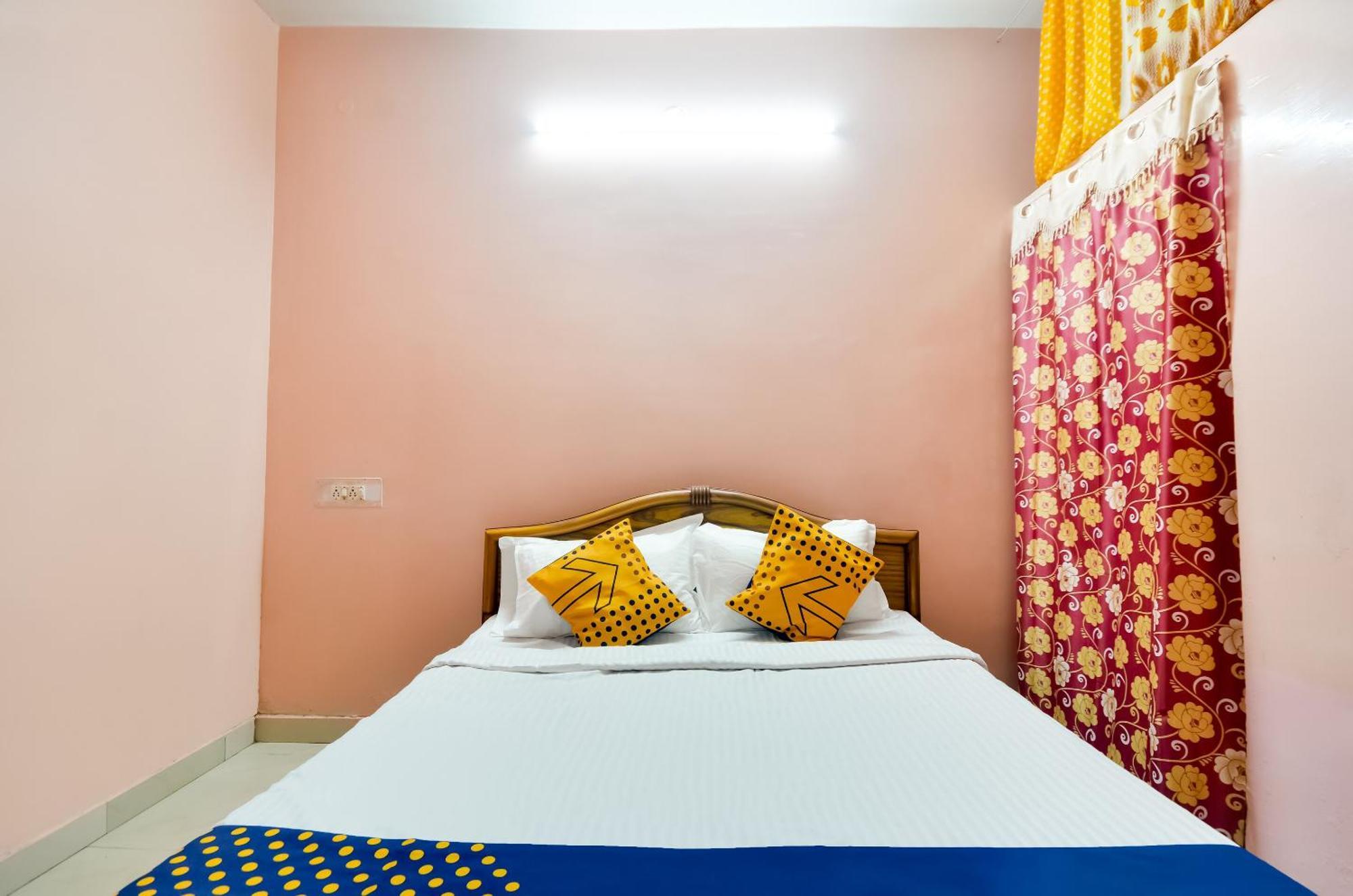 Hotel O Sri Murugan Lodge Kojambuttúr Kültér fotó