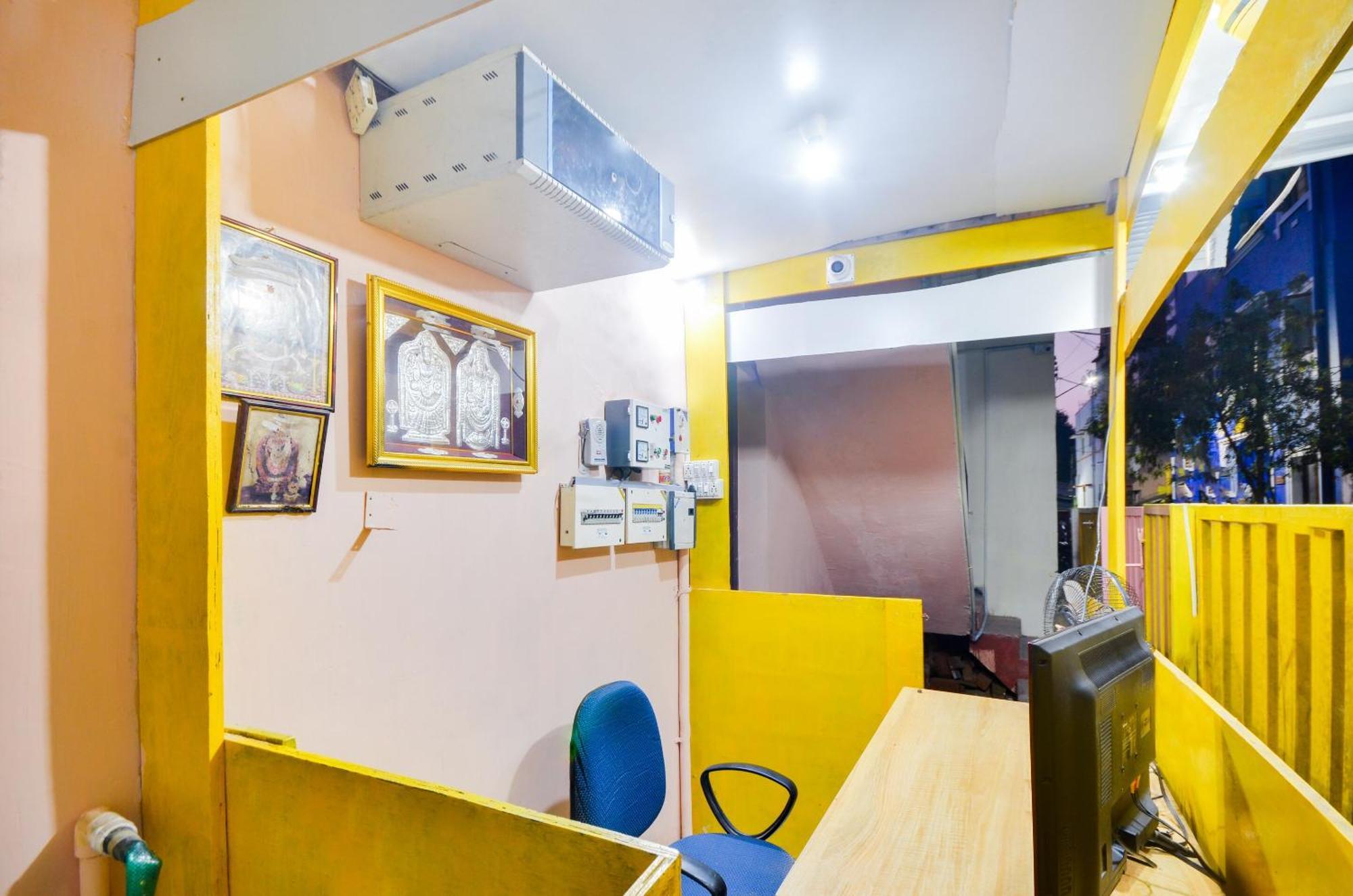 Hotel O Sri Murugan Lodge Kojambuttúr Kültér fotó