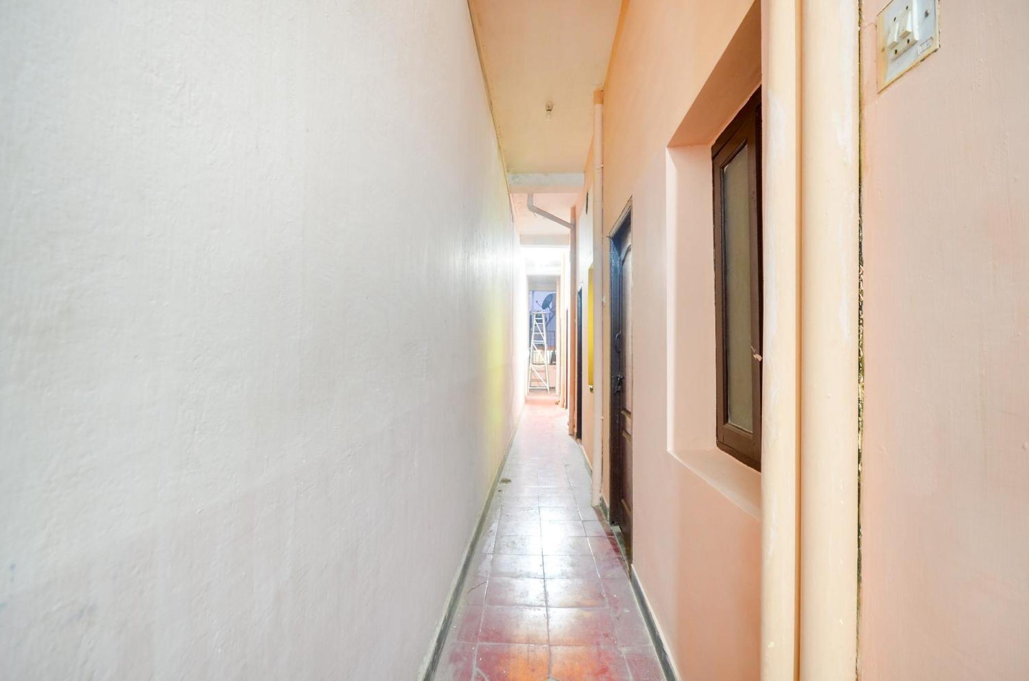 Hotel O Sri Murugan Lodge Kojambuttúr Kültér fotó